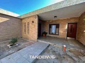 Casa · 190m² · 7 Ambientes · 1 Cochera · Casa en Venta en Barrio Jardín