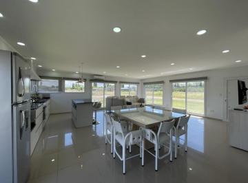 Quinta vacacional de 4 ambientes, Rama Caída · Mendoza Bienes Raíces Vende Casa Moderna con Vista a Las Montañas en Rama Caída