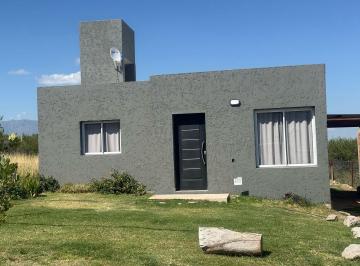 Casa · 290m² · 3 Ambientes · 1 Cochera · Hermosa Casa en Barrio Enmuvi