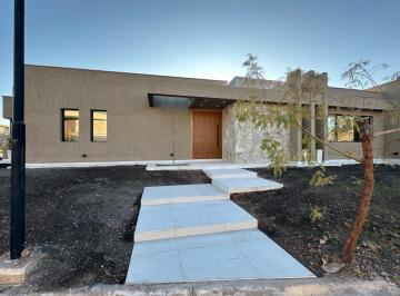 Casa · 225m² · 5 Ambientes · 2 Cocheras · Casa Una Planta, 3 Dorm y 3 Baños