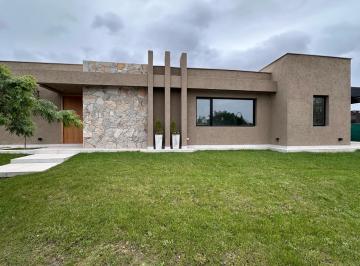 Casa · 225m² · 5 Ambientes · 2 Cocheras · Casa Una Planta, 3 Dorm y 3 Baños