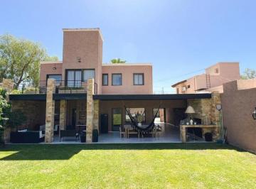 Casa · 242m² · 5 Ambientes · 2 Cocheras · Venta Magnifica Casa Barrio Solares de Guariento