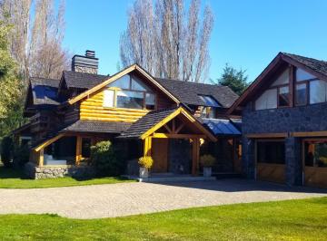 Casa · 423m² · 8 Ambientes · 2 Cocheras · Casa en Venta en Villa La Angostura