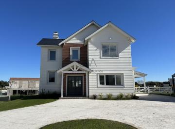 Casa · 220m² · 4 Ambientes · 1 Cochera · Casa en Venta Rumenco Joven