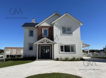 Casa · 220m² · 4 Ambientes · 1 Cochera · Casa en Venta Rumenco Joven