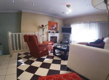 Casa · 182m² · 5 Ambientes · 2 Cocheras · Casa Venta - 3 Dorm. 2 Baños - 200 m² Totales - Lomas de Zamora