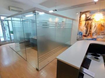 Oficina comercial · 105m² · Oficina Completa Amoblada, con Sala de Reunión y Patio.