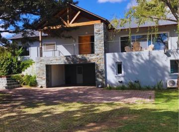Casa de 12 ambientes, Villa Allende · Hermosa Casa de 3 Dorm. + 1 Escritorio en Chacas de La Villa.