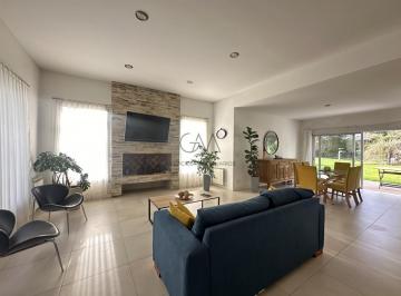 Casa · 260m² · 6 Ambientes · Casa en Alquiler en Barrio Rumenco