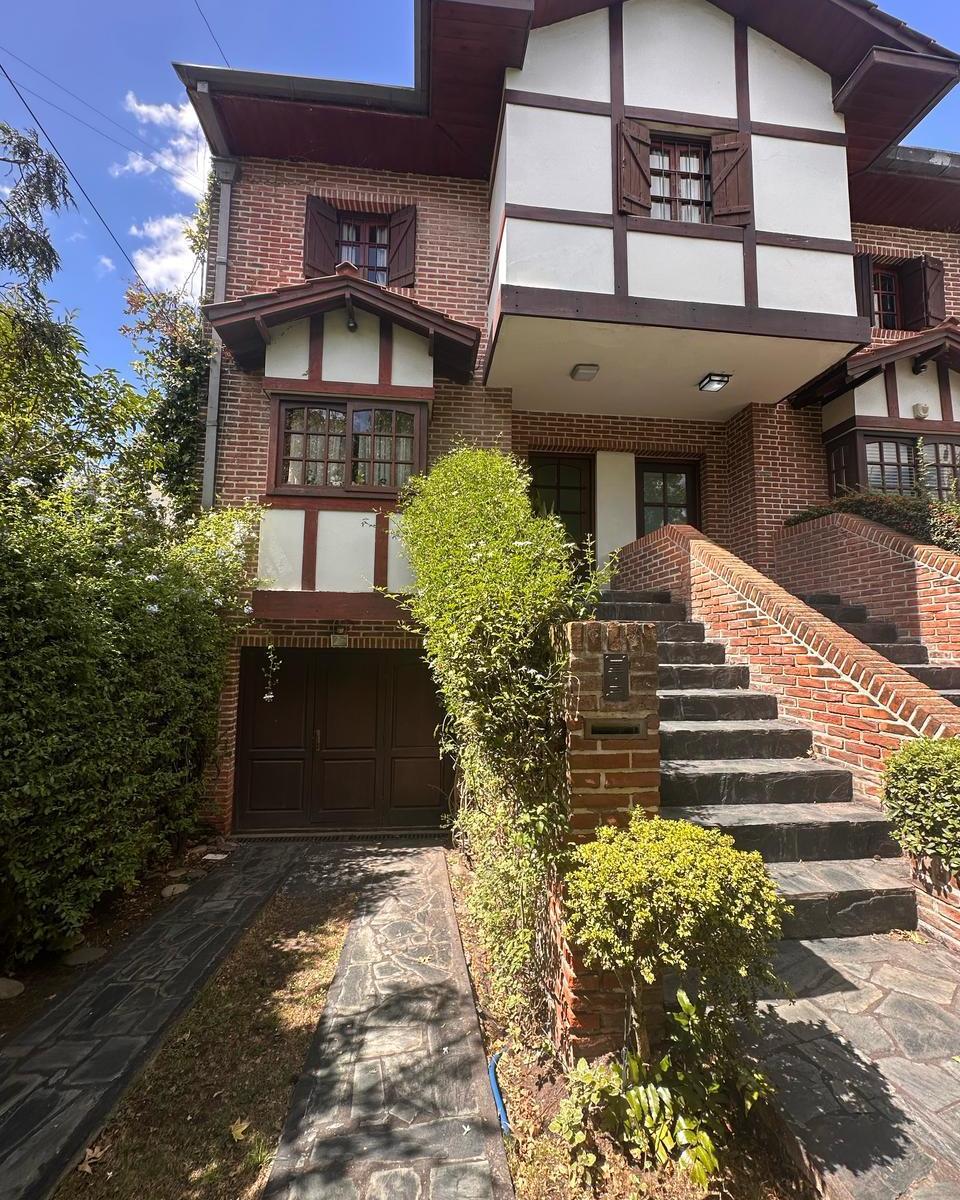 Hermoso cuádruplex de estilo ingles sobre lote de 260m² — Los Troncos