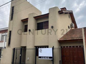 Casa · 245m² · 5 Ambientes · 1 Cochera · Chalet 5 Ambientes en Venta en Lanus Oeste