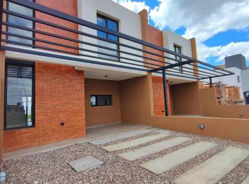 Casa · 122m² · 4 Ambientes · 2 Cocheras · Duplex en Docta en Venta Financiación