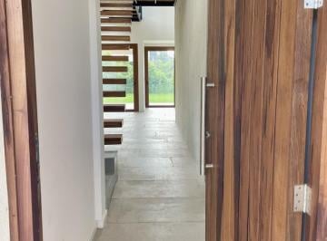 Casa · 225m² · 4 Ambientes · 2 Cocheras · Casa en Venta de 3 Dorm. en Los Castaños a Estrenar.