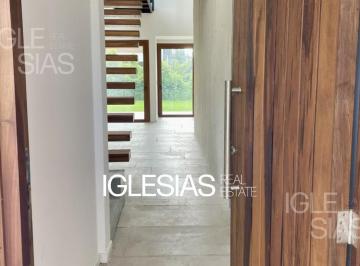 Casa · 225m² · 4 Ambientes · 2 Cocheras · Casa en Venta de 3 Dorm. en Los Castaños a Estrenar.