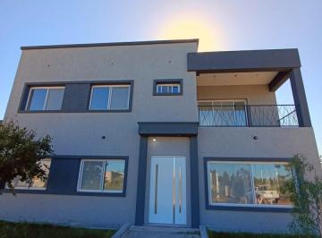 Casa · 300m² · 6 Ambientes · 2 Cocheras · Casa en Venta, a Estrenar. 5 Dorm.. Horizontes Al Sur.