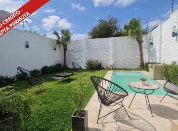 Casa · 268m² · 5 Ambientes · 2 Cocheras · Venta Casa 5 Amb con Pileta, Fondo, Cochera Doble Bernal