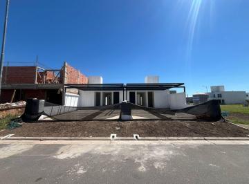 Casa · 117m² · 2 Dormitorios · 2 Cocheras · Casa en Venta en Solares de Manantiales