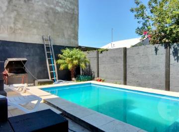 Casa · 156m² · 4 Ambientes · 1 Cochera · Venta Casa 4 Ambientes en 2 Plantas con Pileta en Barrio Altos de Podesta