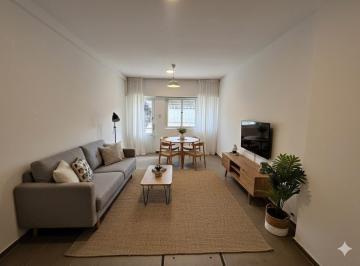 Casa · 54m² · 4 Ambientes · 1 Cochera · Venta: Casa de Dos Dorm. con Patio. Zona Parque Independencia, Rosario
