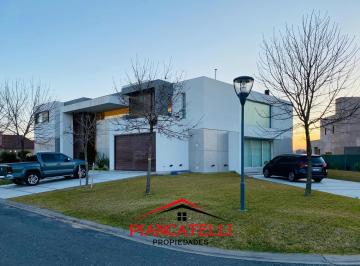 Casa · 600m² · 6 Ambientes · 8 Cocheras · Venta de Casa en Terravista, 6 Ambientes