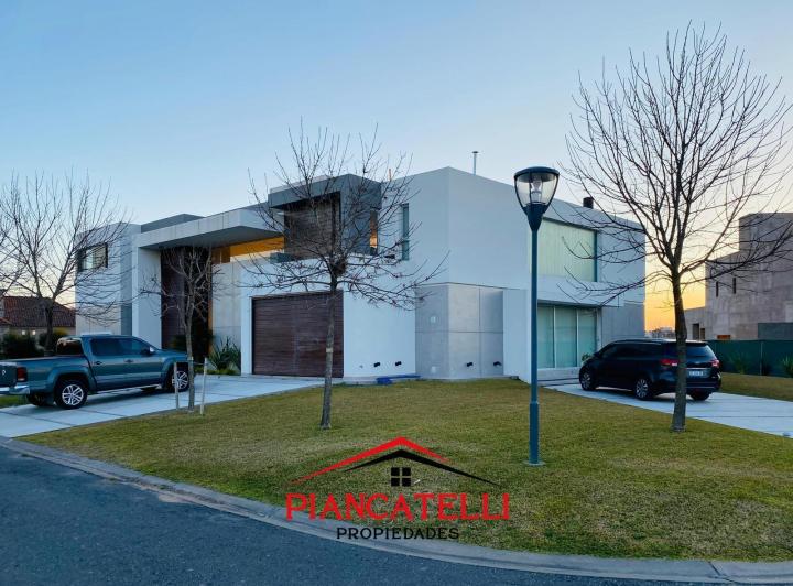 Casa · 600m² · 6 Ambientes · 8 Cocheras
