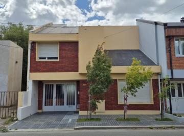 Casa · 130m² · 5 Ambientes · 1 Cochera · Casa en Venta 5 Ambientes Muy Luminosa - Patio - 2 Plantas