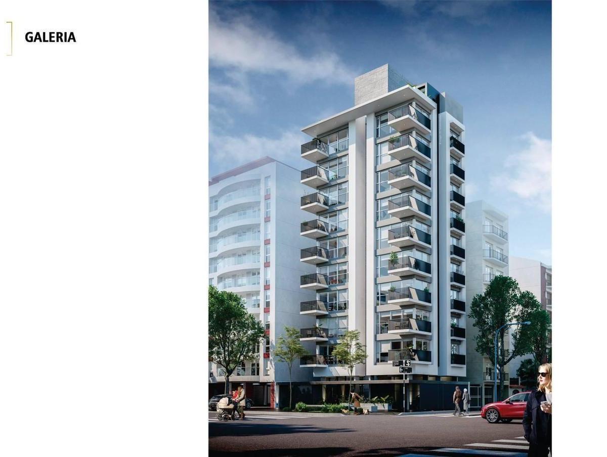 Semipiso de 2 ambientes de 47 m² cubiertos con balcón a la calle