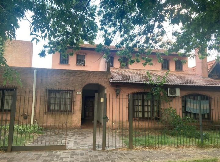 Casa · 238m² · 5 Ambientes · 1 Cochera