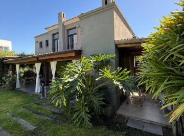 Casa · 208m² · 4 Ambientes · 1 Cochera · Casa en Venta en Lote Interno del Barrio Santa Barbara, Tigre