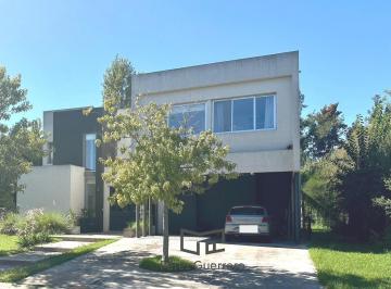 Casa · 252m² · 6 Ambientes · 2 Cocheras · Casa en Barrio San Marco con 4 Dorm.