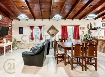 Casa · 292m² · 5 Ambientes · 3 Cocheras · Venta de Casa en Punta Lara de 3 Dorm.