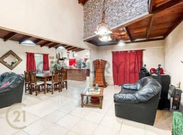 Casa · 292m² · 5 Ambientes · 3 Cocheras · Venta de Casa en Punta Lara de 3 Dorm.