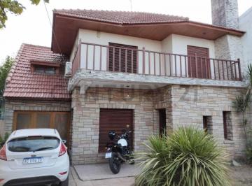 Casa · 220m² · 6 Ambientes · Casa en Venta. 146 Entre 413 y 414