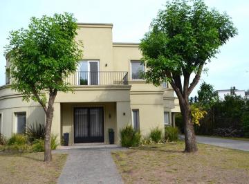 Casa · 250m² · 6 Ambientes · 2 Cocheras · Casa en Alquiler en Barrio San Patricio, Moreno