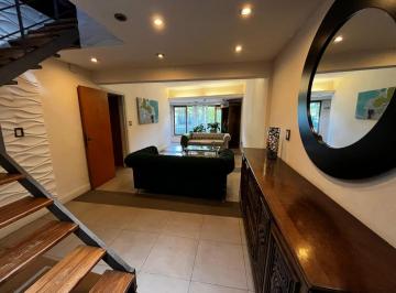 Casa · 235m² · 6 Ambientes · 2 Cocheras · Chalet de 5 Ambientes Totalmente Reciclado, con Playroom y Parrilla - La Perla