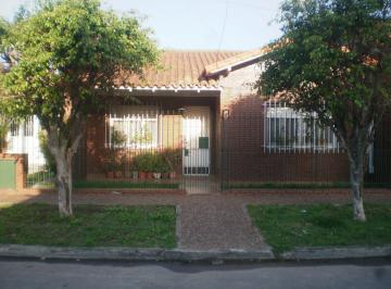 FRENTE · Amplia Casa en Quilmes con Chochera y Jardín