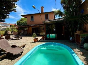 Casa · 377m² · 8 Ambientes · 1 Cochera · Venta Casa Esquina con Piscina, Parque Batlle, Acepta Banco