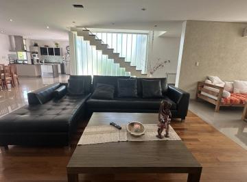 Casa · 300m² · 6 Ambientes · 2 Cocheras · Casa en Don Carlos. 132 Bis y 507