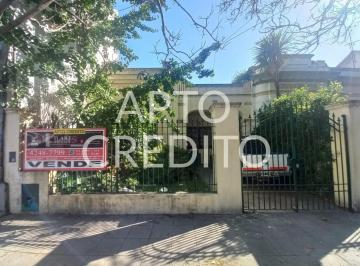 Casa · 160m² · 4 Ambientes · 1 Cochera · Casa con Parque con 2 Dorm. en Banfield Oeste Apta Credito