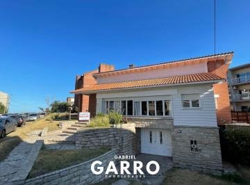 Casa · 140m² · 4 Ambientes · 4 Cocheras · Chalet en Alquiler Temporal a Media Cuadra del Mar