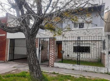 Casa · 247m² · 8 Ambientes · 1 Cochera · Casa Multifamiliar o Dos Casas Independientes - Lanus