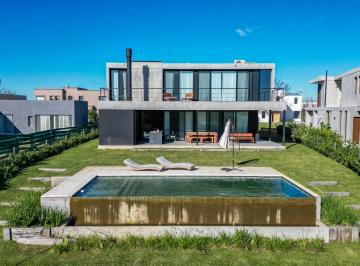 Casa · 228m² · 5 Ambientes · 2 Cocheras · Casa en Alquiler Anual de 5 Ambientes en Puertos