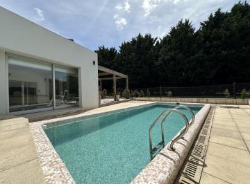 Casa · 220m² · 4 Ambientes · 2 Cocheras · Casa en Venta en Barrio Rumenco