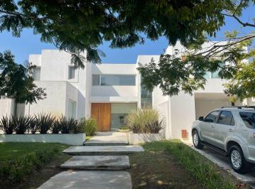 Casa · 400m² · 5 Ambientes · 1 Cochera · Casa en Venta en El Golf, Nordelta, Tigre