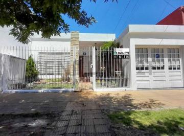 Casa · 125m² · 3 Ambientes · 1 Cochera · Casa Americana 3 Ambientes con Garage, Jardin Delantero y Fondo Libre!