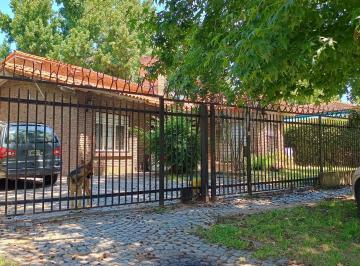 Casa · 266m² · 6 Ambientes · 4 Cocheras · Casa con Gran Terreno en Barrio Santa Rita. Buen Acceso