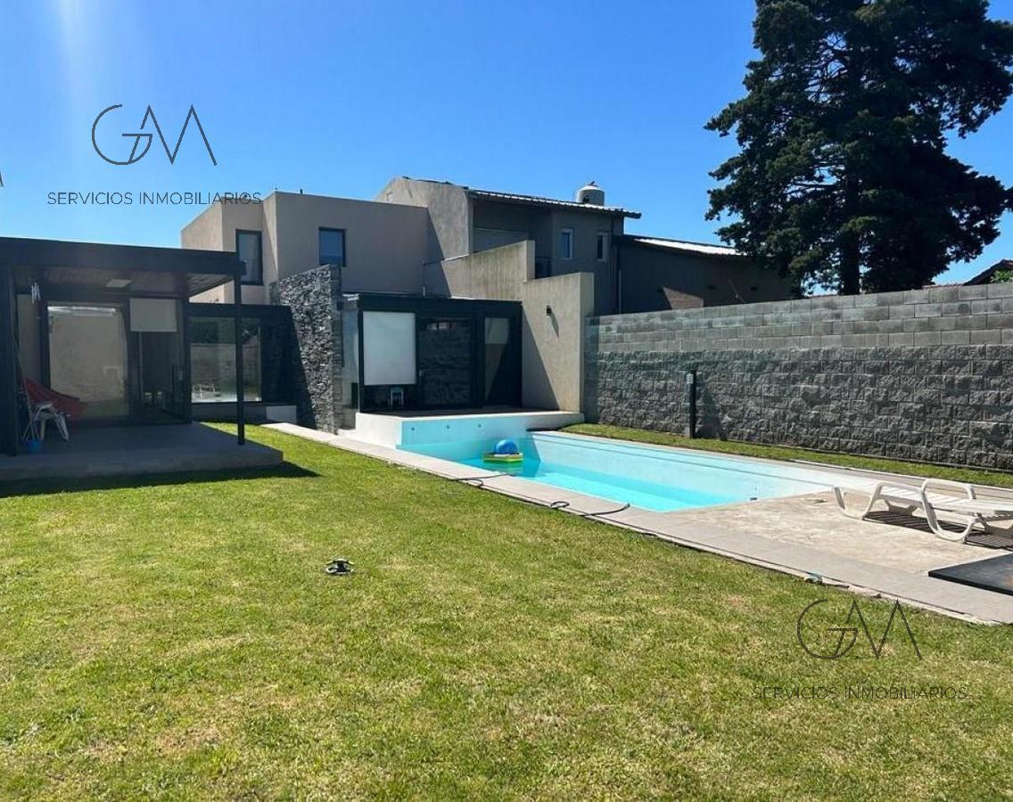 Moderna casa en venta desarrollada sobre amplio terreno de 560 m2