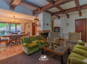 Casa · 209m² · 6 Ambientes · Chalet en El Barrio Parque Luro