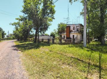 Terreno · 124m² · 5 Ambientes · 1 Cochera · Terreno en Esquina en Perfecta Ubicación y con Casa a Refaccionar en Funes