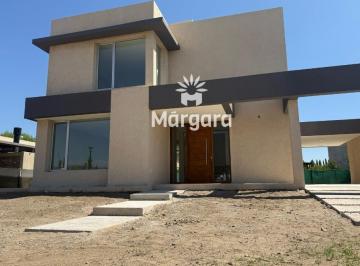 Casa · 220m² · 6 Ambientes · Casa en Barrio Don Liliano